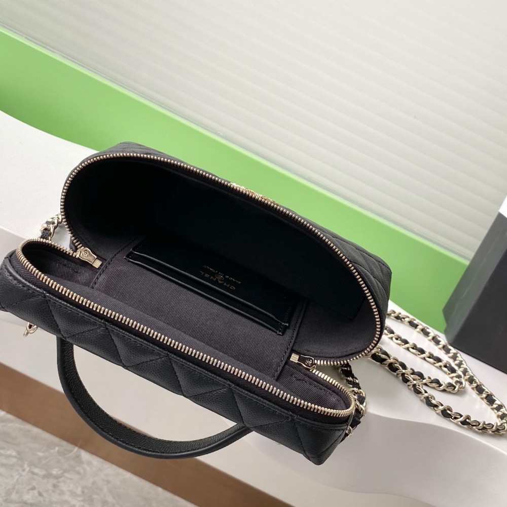 Chanel classic Coco Handle series bright black lambskin gold hardware chain bag Chanel classic Coco Handle series bright black lambskin gold hardware chain bag