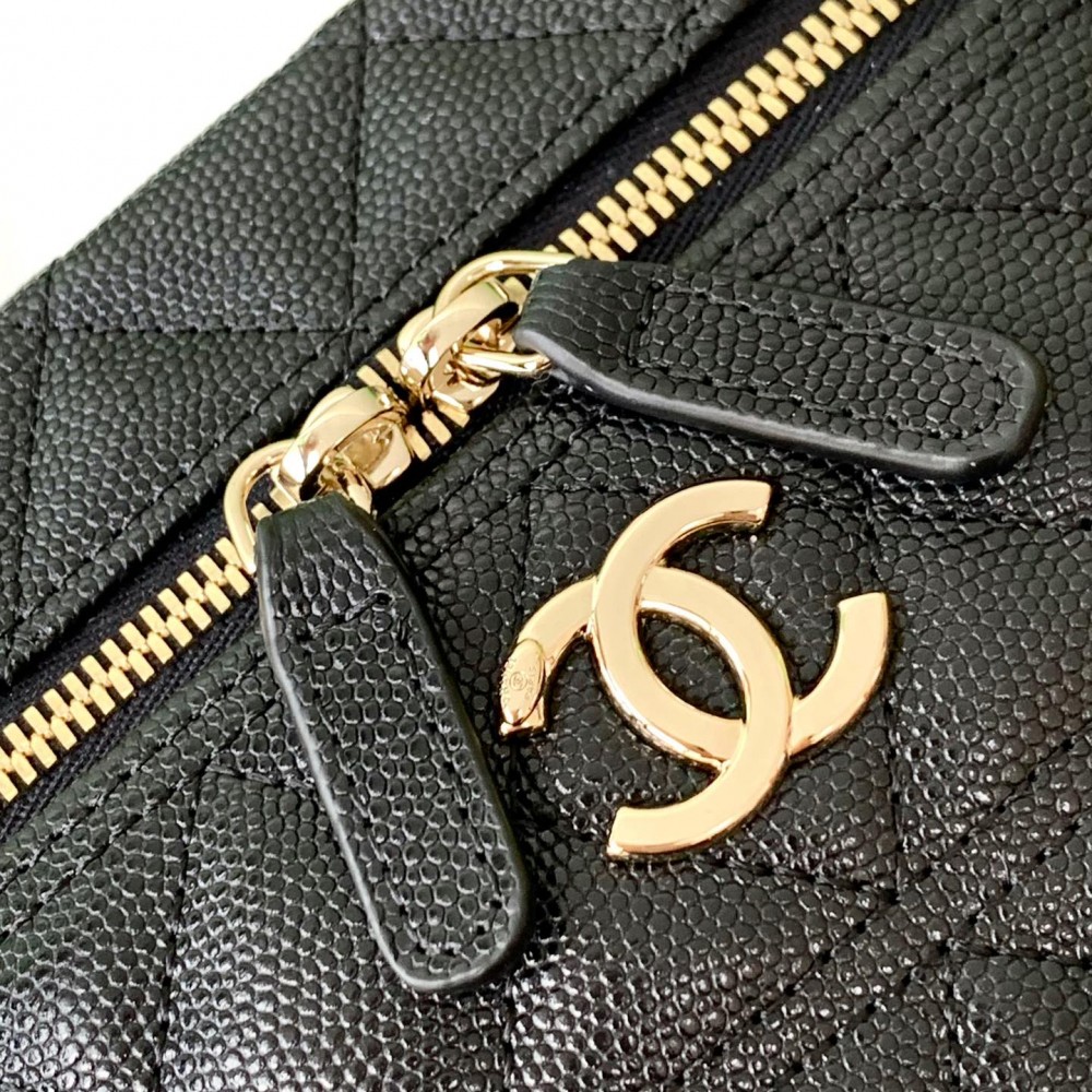 Chanel classic Coco Handle series bright black lambskin chain bag Chanel classic Coco Handle series bright black lambskin chain bag
