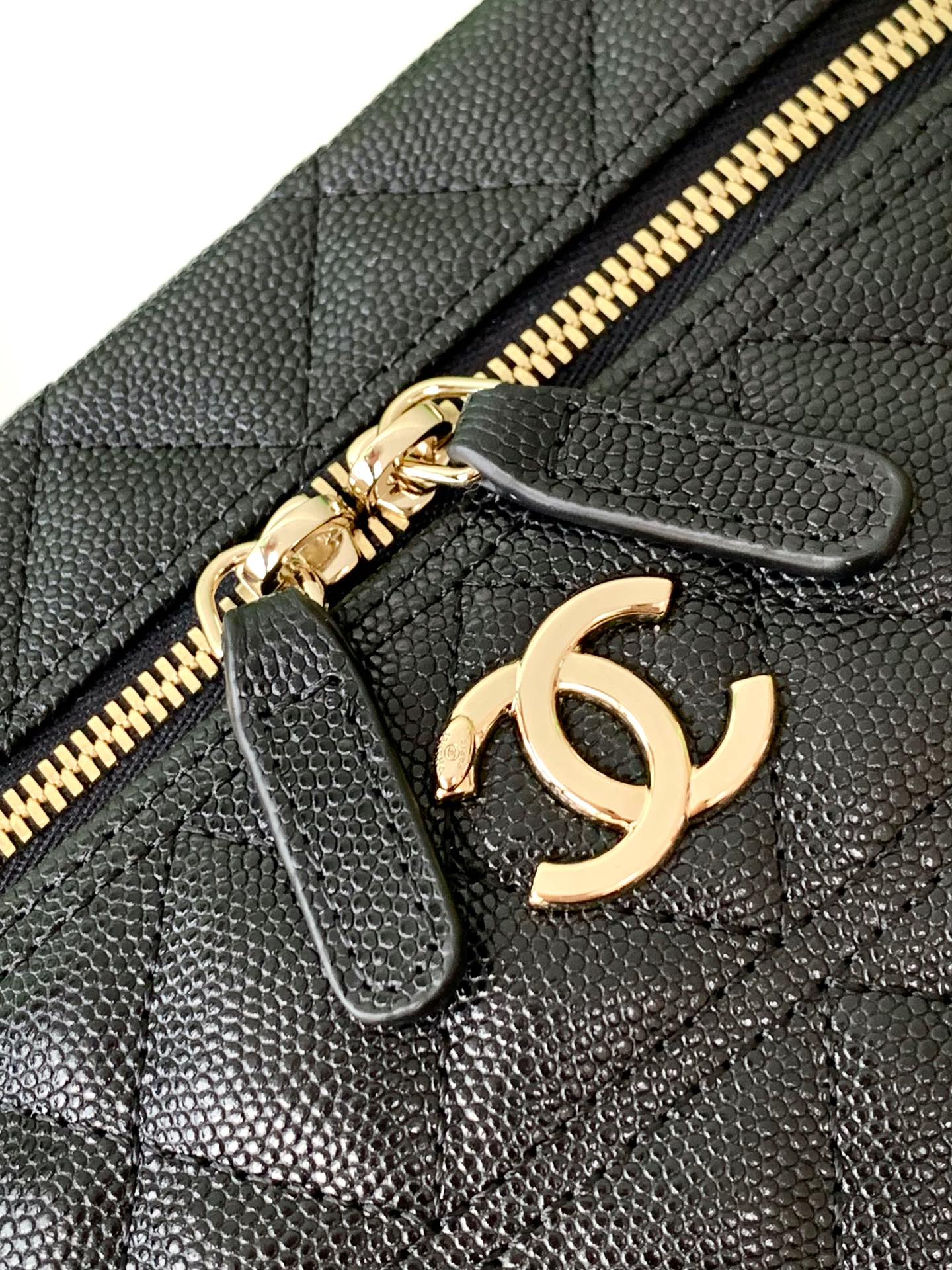 Chanel classic Coco Handle series bright black lambskin chain bag Chanel classic Coco Handle series bright black lambskin chain bag