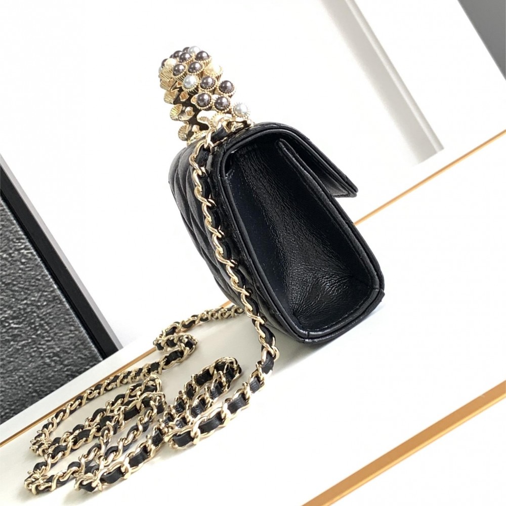 CHANEL Classic Flap Bag with Quilted Design and Chain Strap CHANEL Classic Flap Bag with Quilted Design and Chain Strap