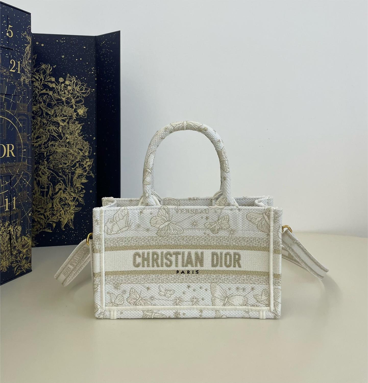 Christian Dior DIOR BOOK TOTE classic small rattan stitching white handbag Christian Dior DIOR BOOK TOTE classic small rattan stitching white handbag