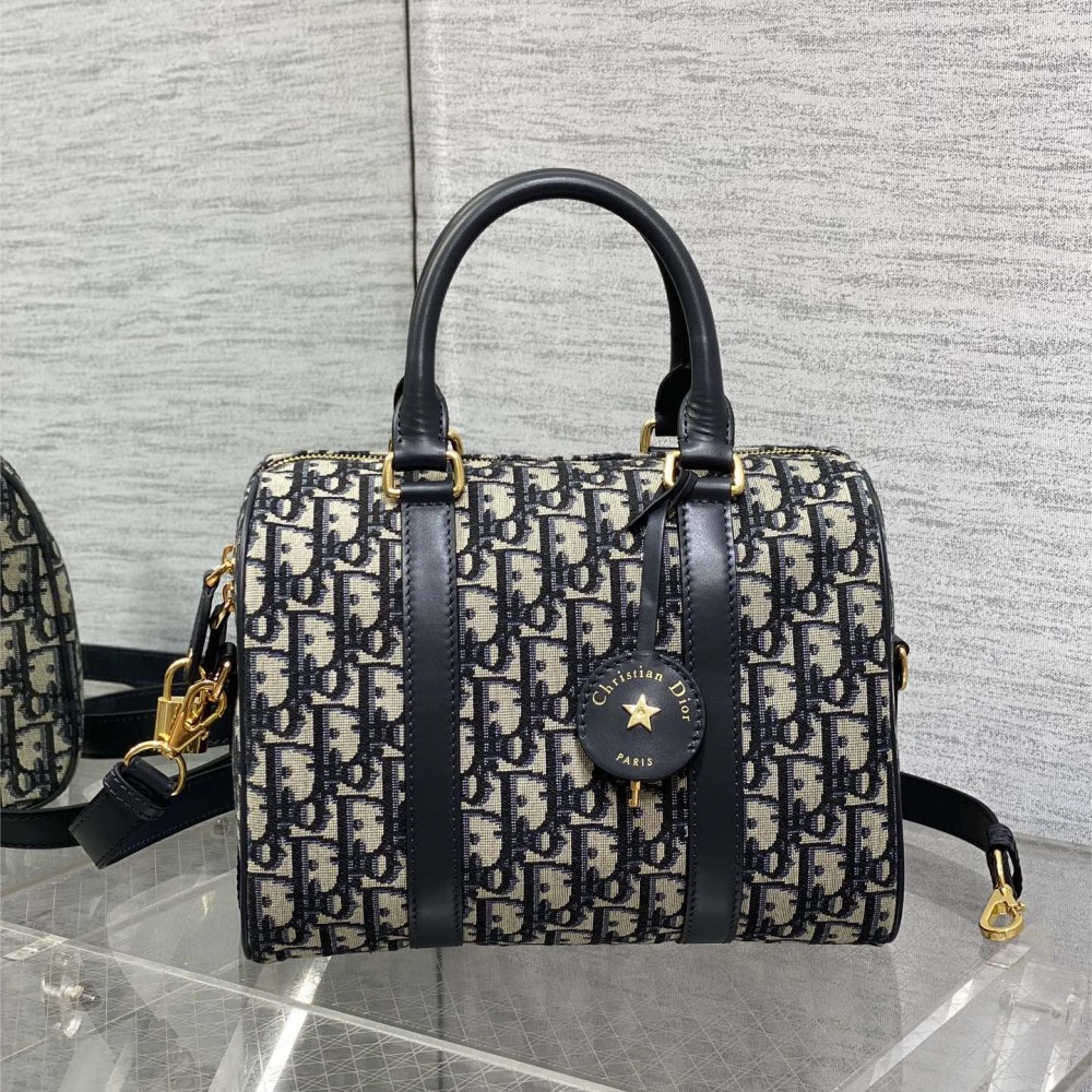 Christian Dior classic leather LOGO pattern black and white contrast handbag Christian Dior classic leather LOGO pattern black and white contrast handbag