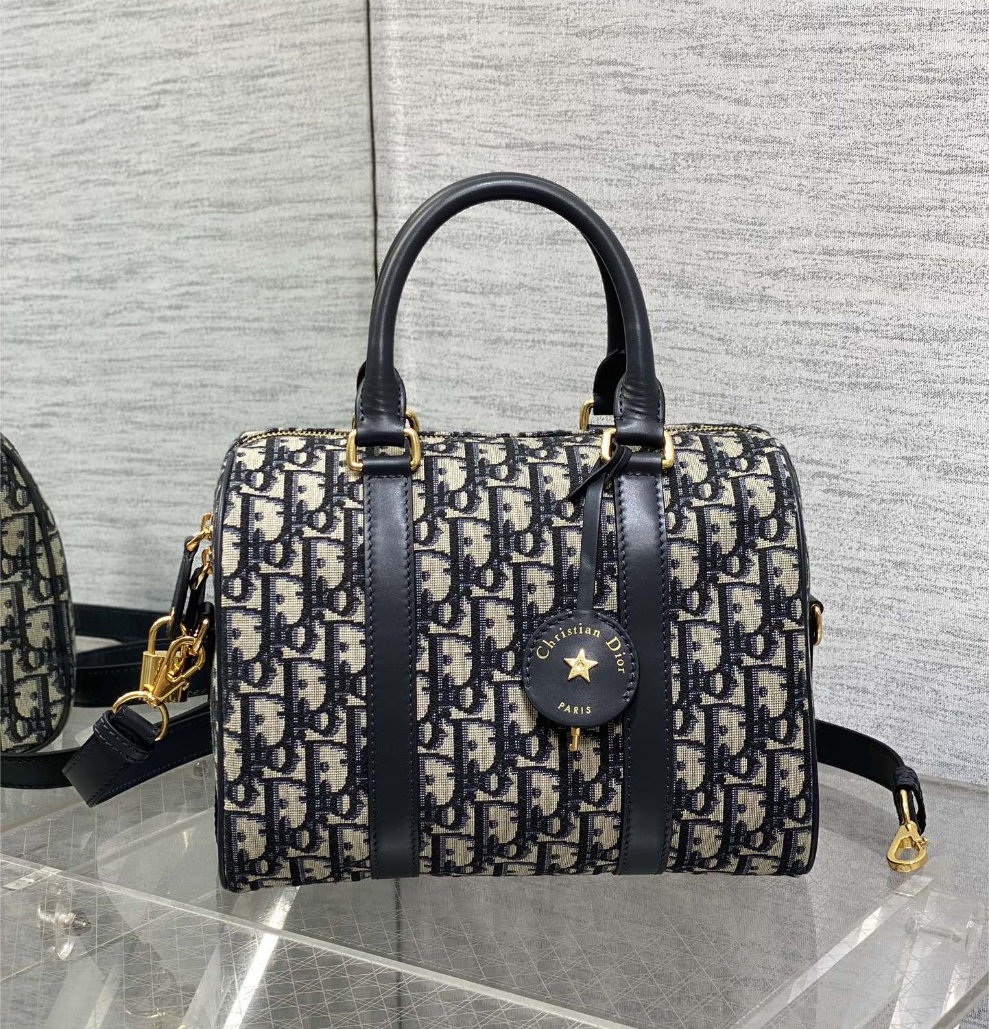 Christian Dior classic leather LOGO pattern black and white contrast handbag Christian Dior classic leather LOGO pattern black and white contrast handbag