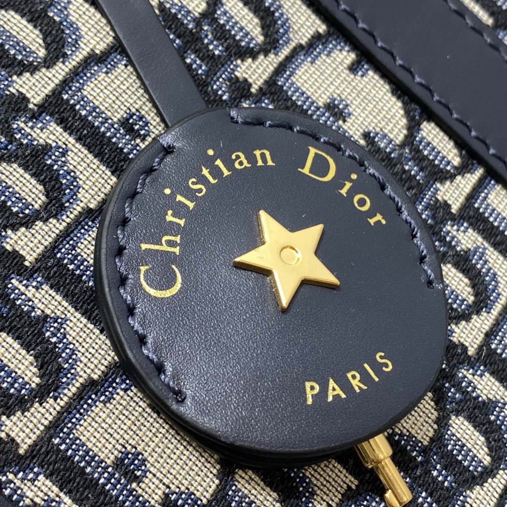 Christian Dior classic leather LOGO pattern black and white contrast handbag Christian Dior classic leather LOGO pattern black and white contrast handbag