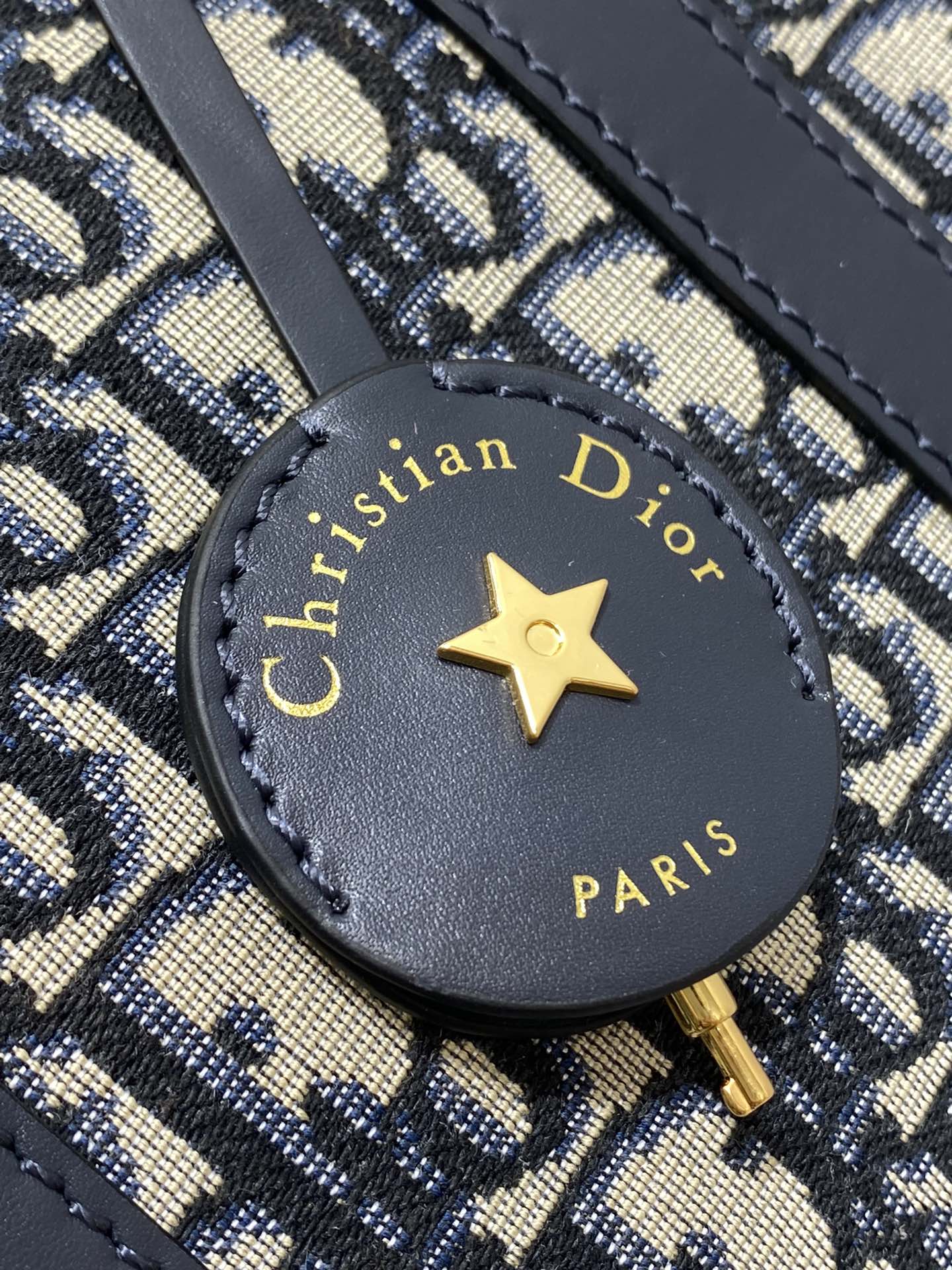 Christian Dior classic leather LOGO pattern black and white contrast handbag Christian Dior classic leather LOGO pattern black and white contrast handbag
