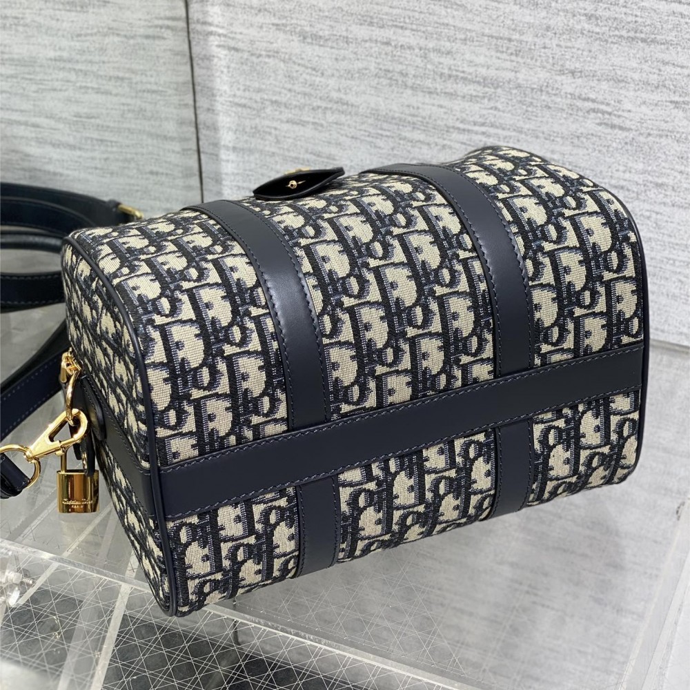 Christian Dior classic leather LOGO pattern black and white contrast handbag Christian Dior classic leather LOGO pattern black and white contrast handbag
