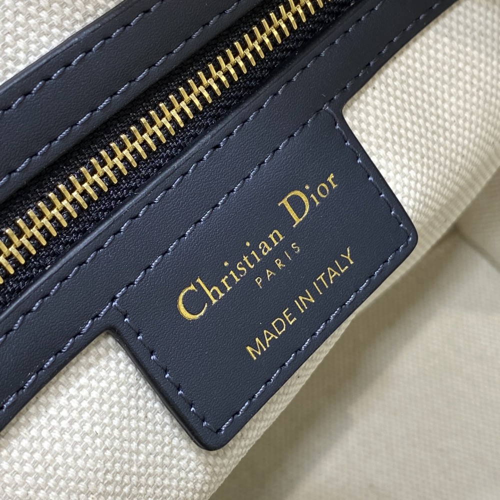 Christian Dior classic leather LOGO pattern black and white contrast handbag Christian Dior classic leather LOGO pattern black and white contrast handbag