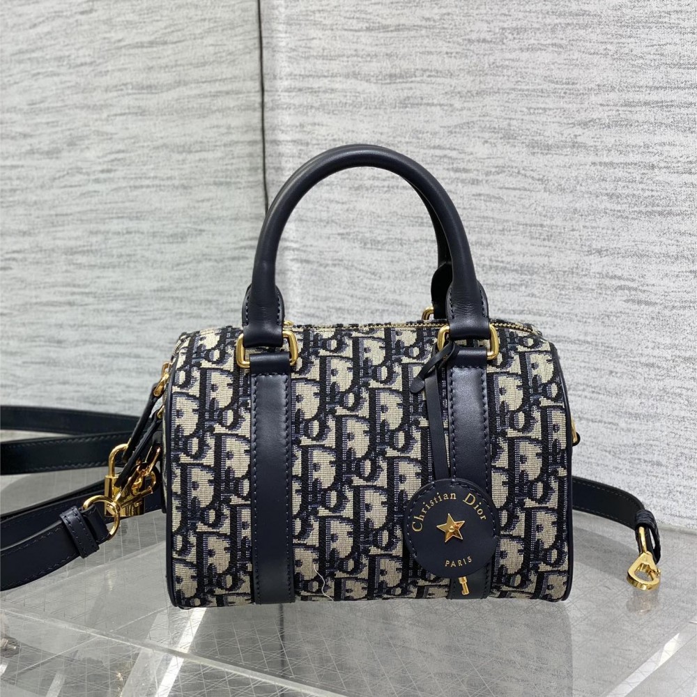 Christian Dior classic medium leather LOGO pattern black and white contrast handbag Christian Dior classic medium leather LOGO pattern black and white contrast handbag