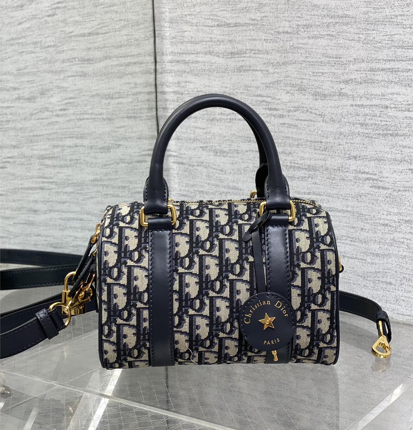 Christian Dior classic medium leather LOGO pattern black and white contrast handbag Christian Dior classic medium leather LOGO pattern black and white contrast handbag