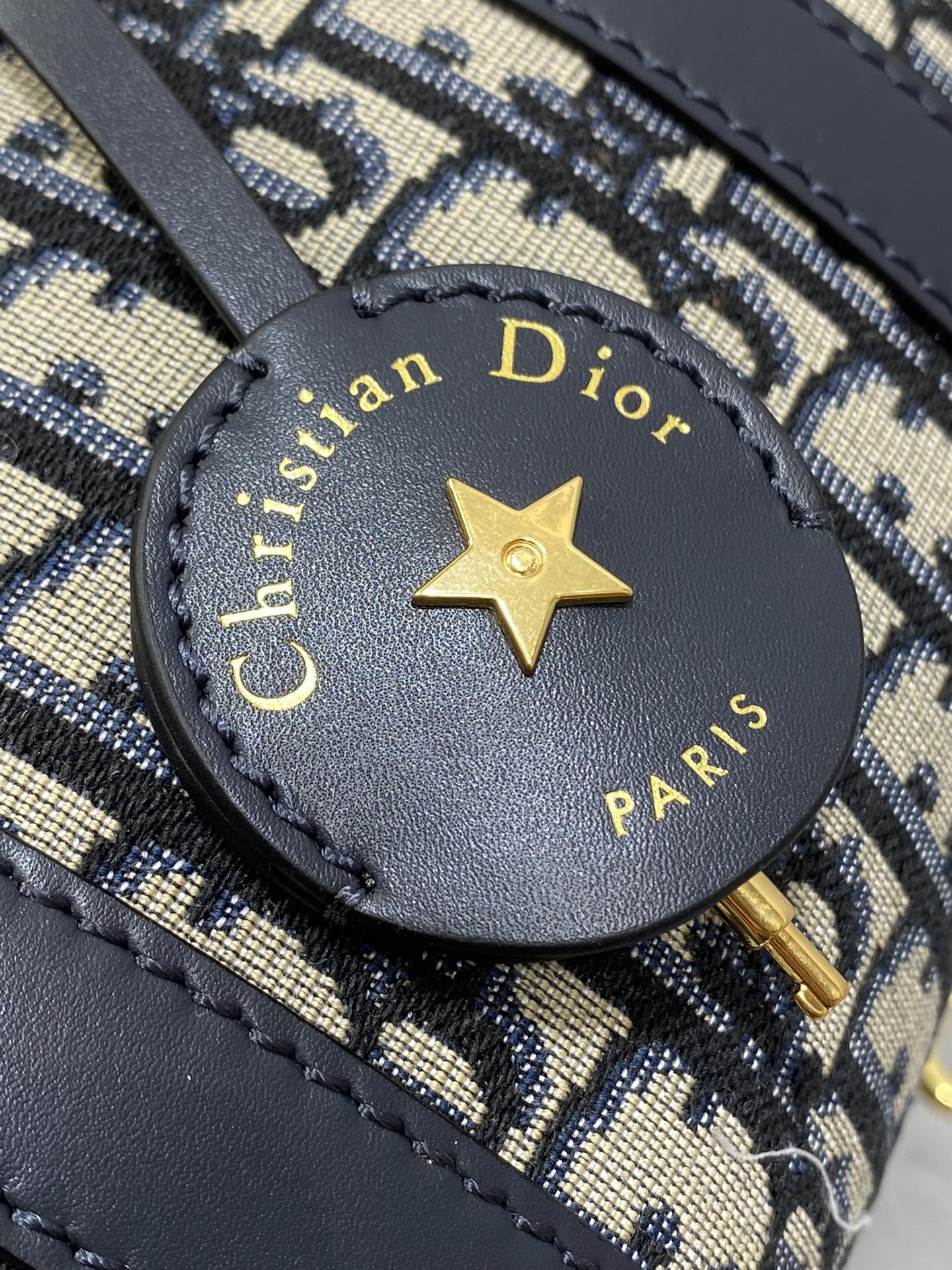 Christian Dior classic medium leather LOGO pattern black and white contrast handbag Christian Dior classic medium leather LOGO pattern black and white contrast handbag