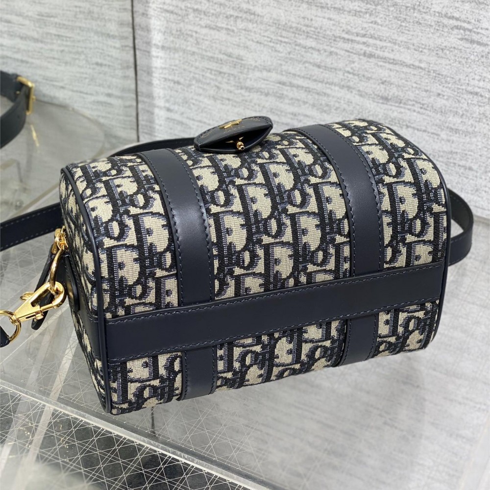 Christian Dior classic medium leather LOGO pattern black and white contrast handbag Christian Dior classic medium leather LOGO pattern black and white contrast handbag