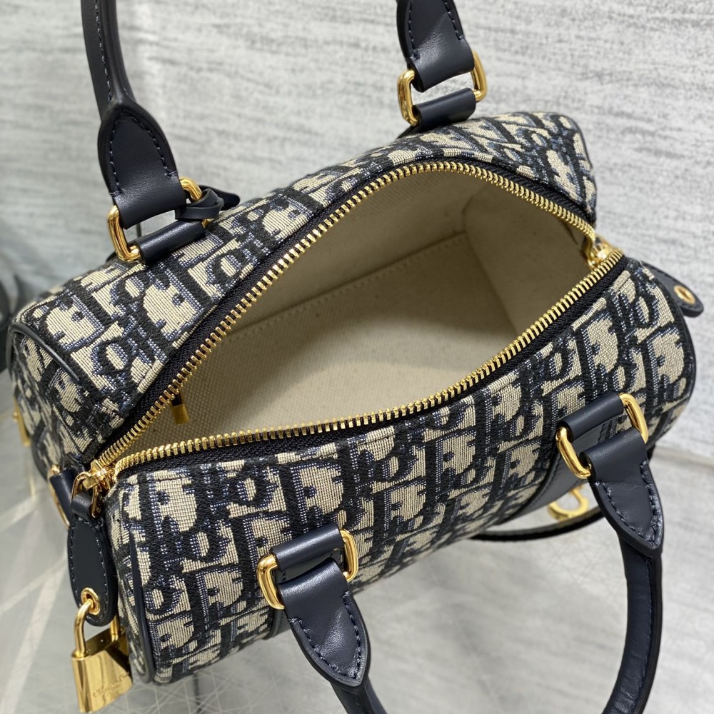 Christian Dior classic medium leather LOGO pattern black and white contrast handbag Christian Dior classic medium leather LOGO pattern black and white contrast handbag