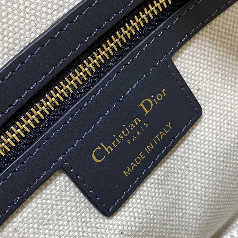 Christian Dior classic medium leather LOGO pattern black and white contrast handbag Christian Dior classic medium leather LOGO pattern black and white contrast handbag