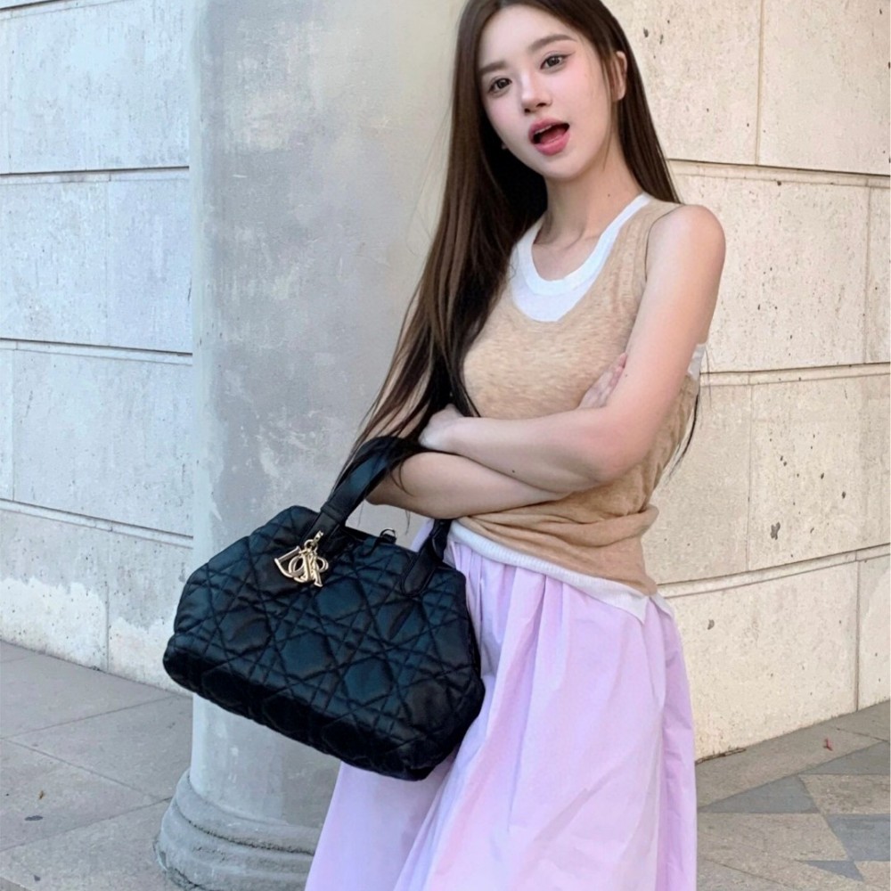 Christian Dior LADY Dior series matte rattan pattern exquisite hardware pure black handbag Christian Dior LADY Dior series matte rattan pattern exquisite hardware pure black handbag