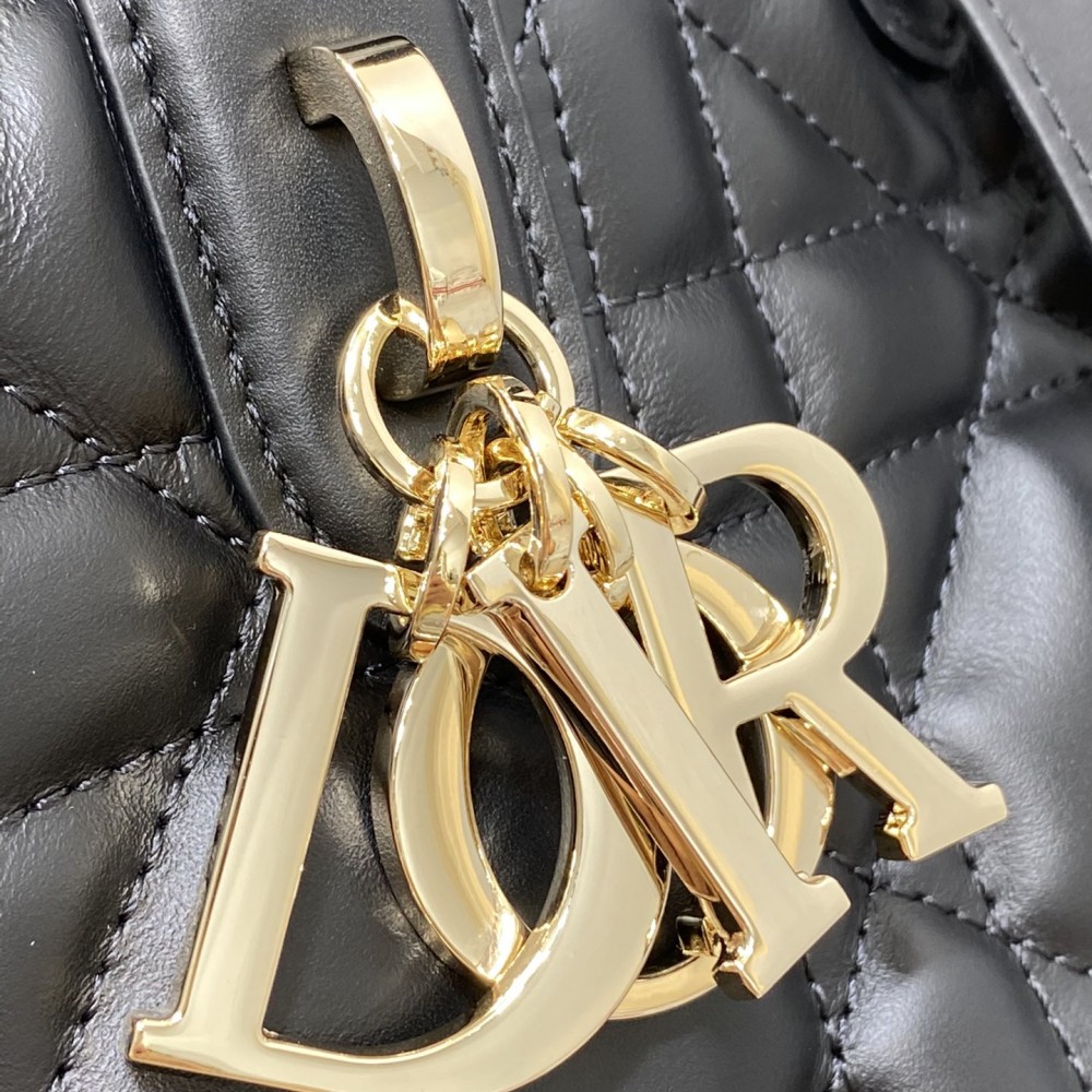 Christian Dior LADY Dior series matte rattan pattern exquisite hardware pure black handbag Christian Dior LADY Dior series matte rattan pattern exquisite hardware pure black handbag