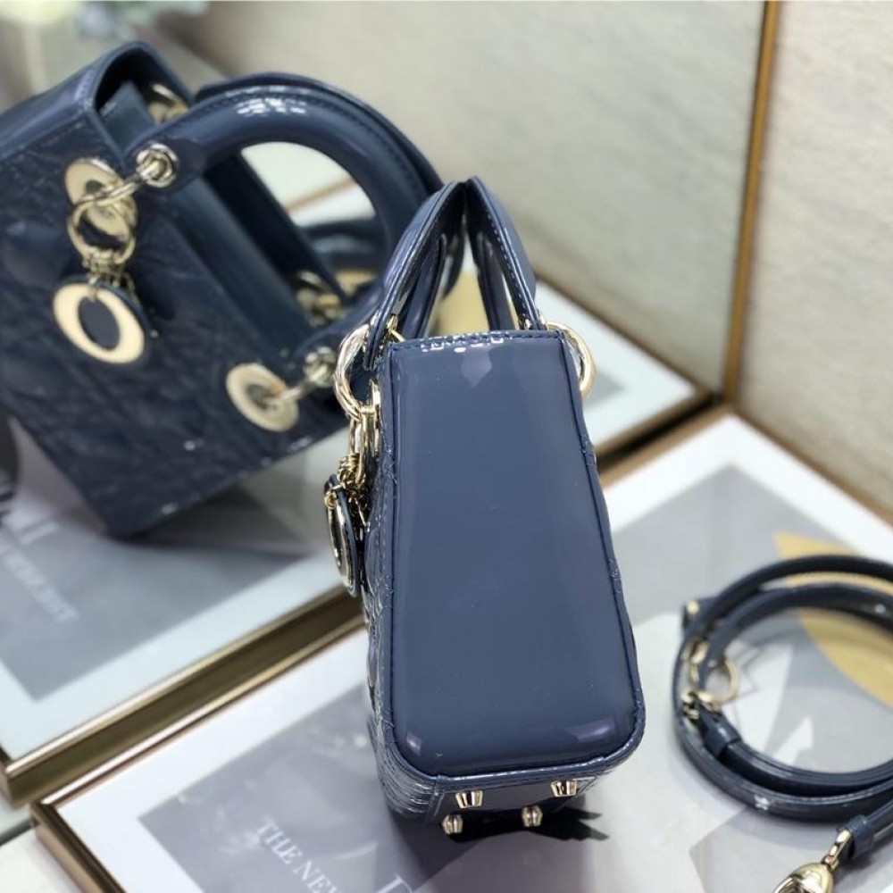 Christian Dior LADY Dior series blue patent leather exquisite hardware handbag Christian Dior LADY Dior series blue patent leather exquisite hardware handbag