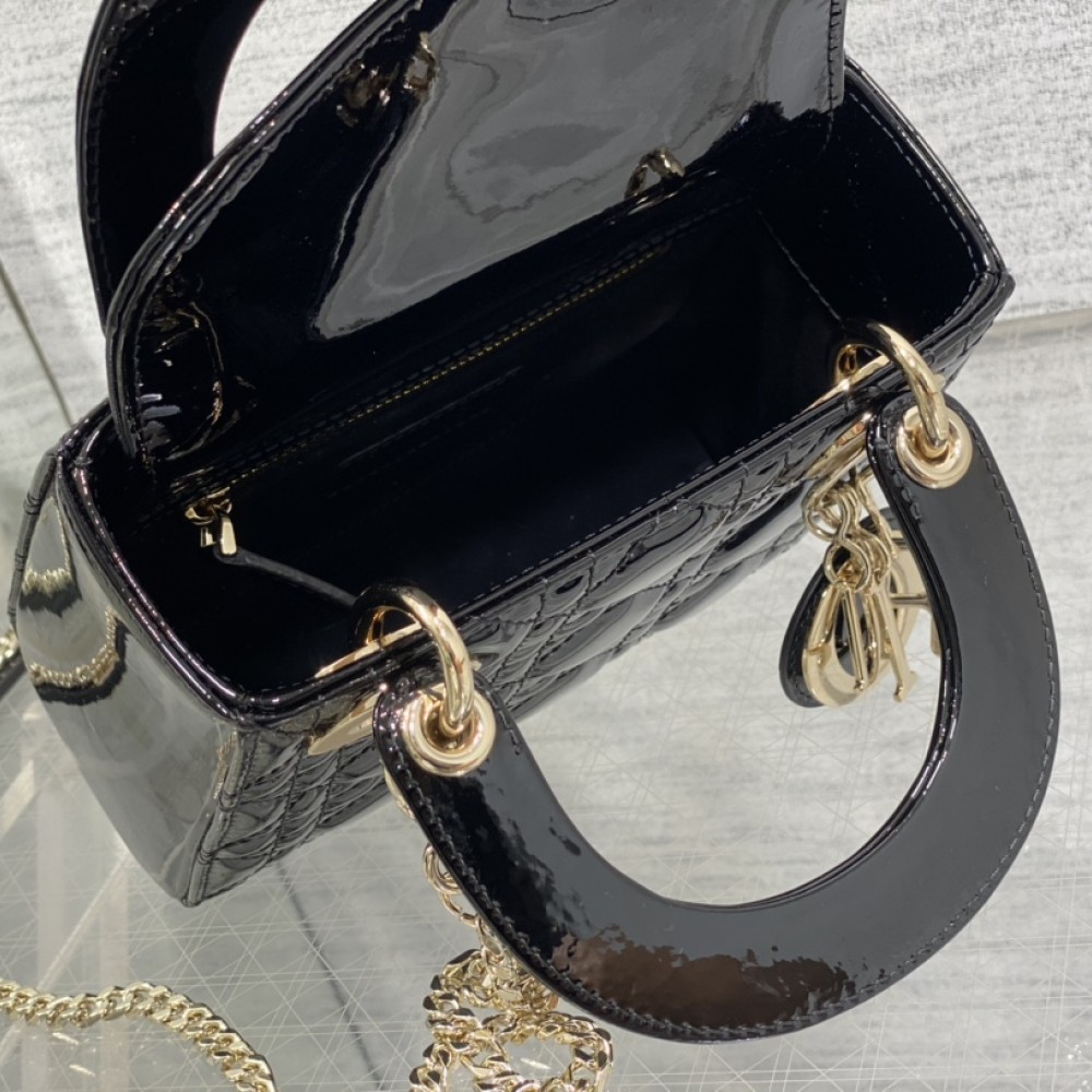 Christian Dior LADY Dior series bright black patent leather exquisite hardware handbag Christian Dior LADY Dior series bright black patent leather exquisite hardware handbag