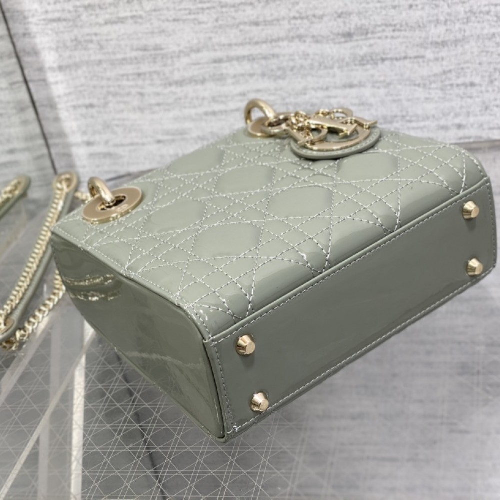 Christian Dior LADY Dior series emerald patent leather texture exquisite hardware handbag Christian Dior LADY Dior series emerald patent leather texture exquisite hardware handbag