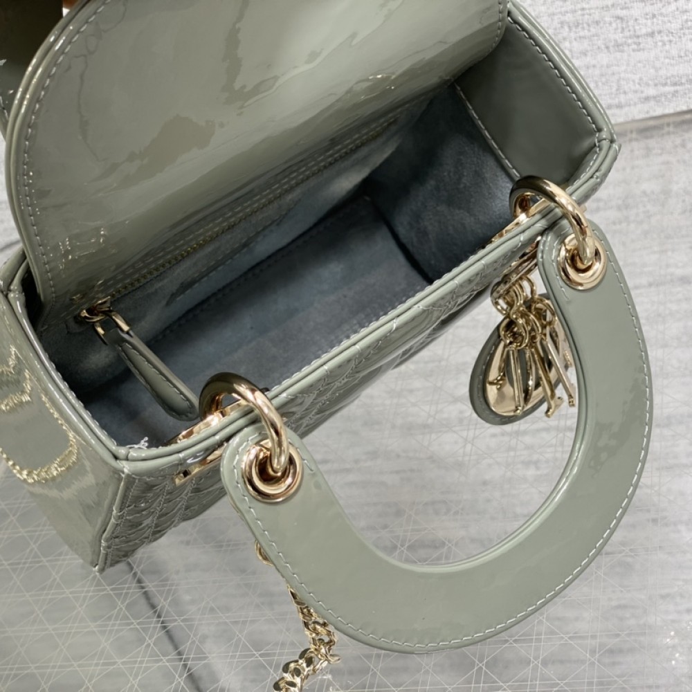 Christian Dior LADY Dior series emerald patent leather texture exquisite hardware handbag Christian Dior LADY Dior series emerald patent leather texture exquisite hardware handbag
