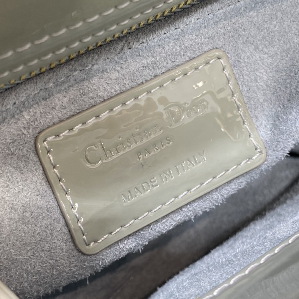 Christian Dior LADY Dior series emerald patent leather texture exquisite hardware handbag Christian Dior LADY Dior series emerald patent leather texture exquisite hardware handbag