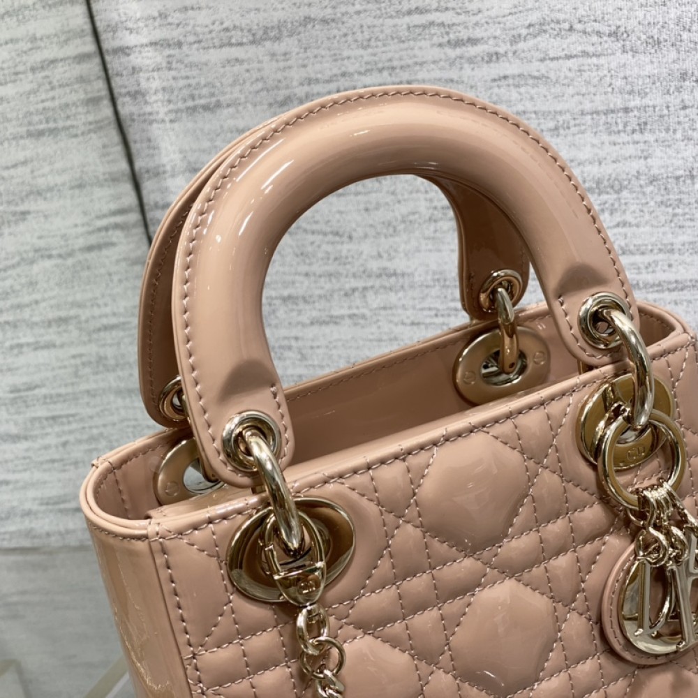 Christian Dior LADY Dior series crimson patent leather exquisite hardware handbag Christian Dior LADY Dior series crimson patent leather exquisite hardware handbag