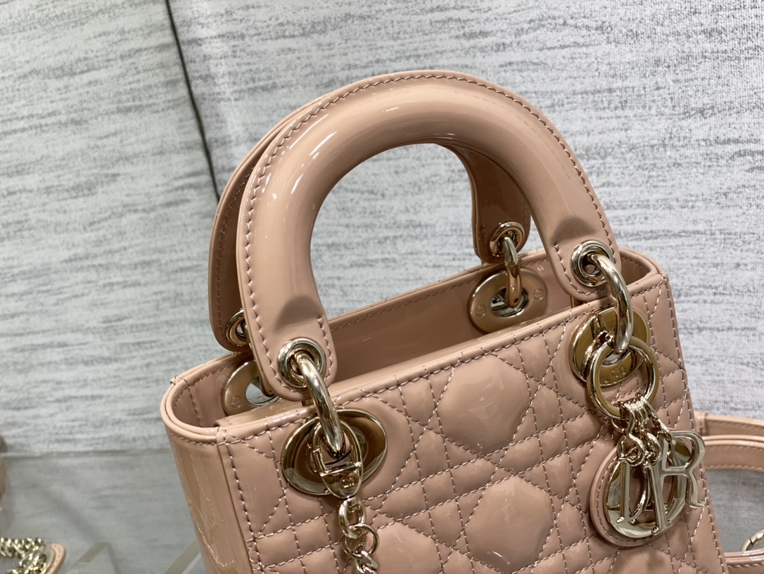 Christian Dior LADY Dior series crimson patent leather exquisite hardware handbag Christian Dior LADY Dior series crimson patent leather exquisite hardware handbag