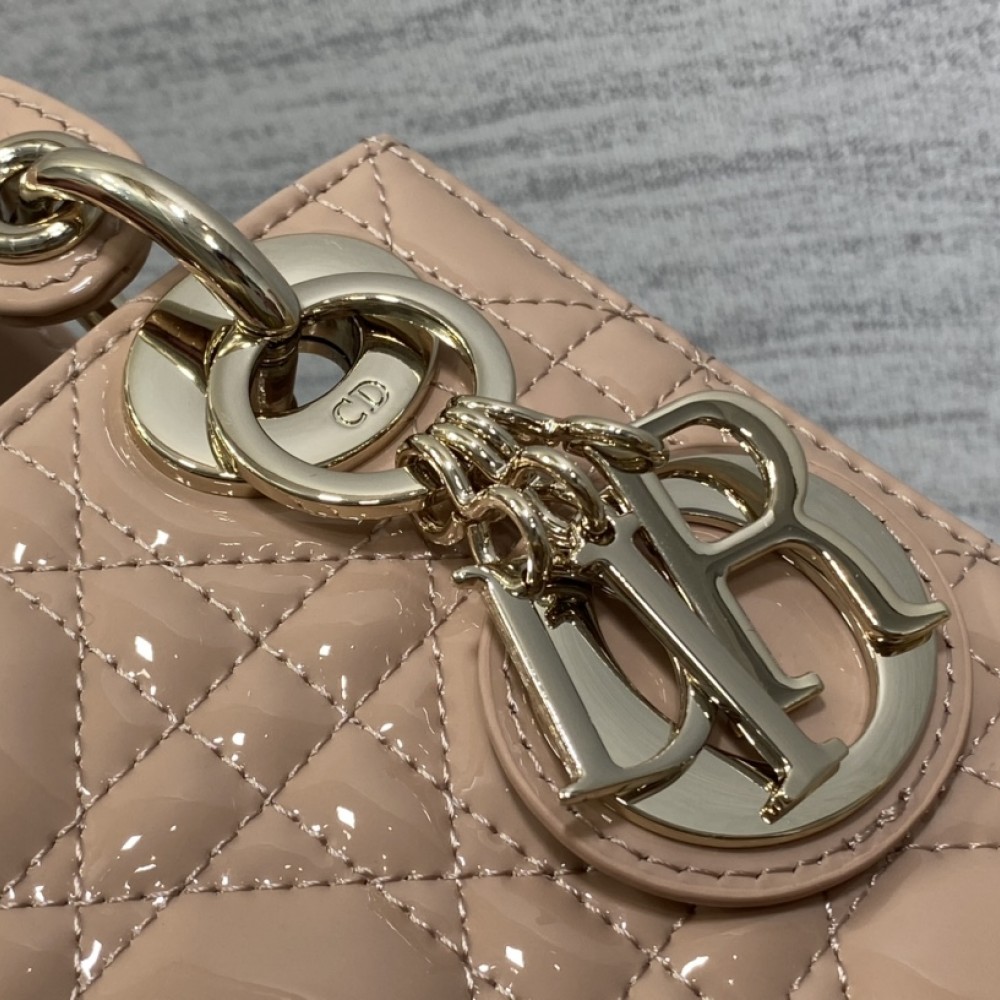 Christian Dior LADY Dior series crimson patent leather exquisite hardware handbag Christian Dior LADY Dior series crimson patent leather exquisite hardware handbag
