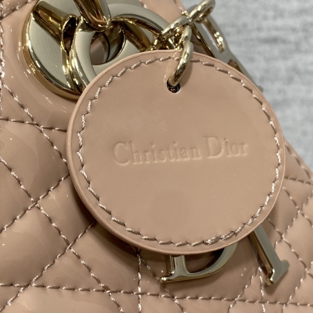 Christian Dior LADY Dior series crimson patent leather exquisite hardware handbag Christian Dior LADY Dior series crimson patent leather exquisite hardware handbag
