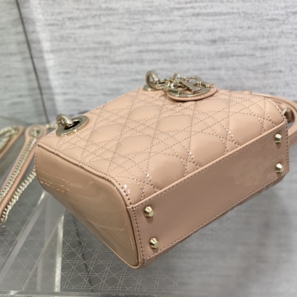 Christian Dior LADY Dior series crimson patent leather exquisite hardware handbag Christian Dior LADY Dior series crimson patent leather exquisite hardware handbag