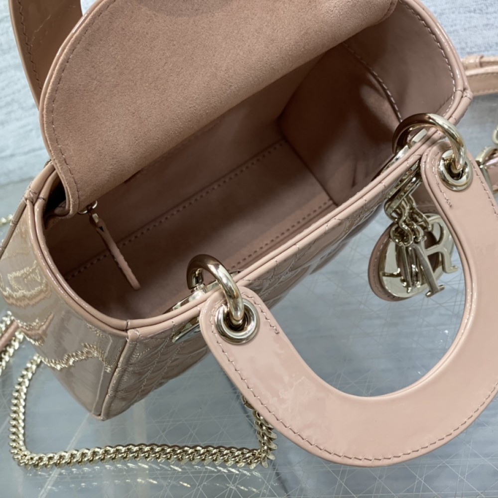 Christian Dior LADY Dior series crimson patent leather exquisite hardware handbag Christian Dior LADY Dior series crimson patent leather exquisite hardware handbag