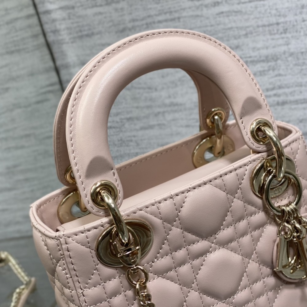 Christian Dior LADY Dior series cute pink patent leather texture exquisite hardware handbag Christian Dior LADY Dior series cute pink patent leather texture exquisite hardware handbag