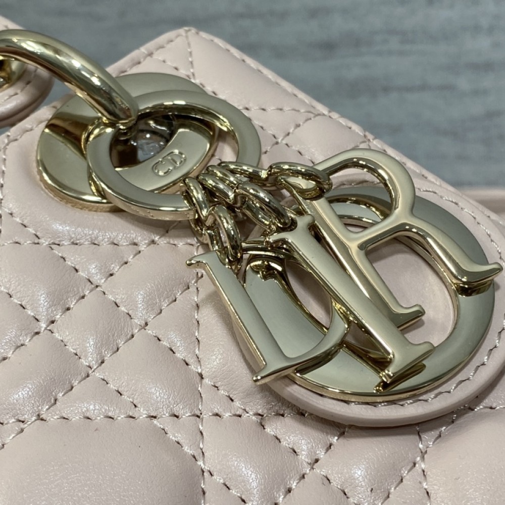 Christian Dior LADY Dior series cute pink patent leather texture exquisite hardware handbag Christian Dior LADY Dior series cute pink patent leather texture exquisite hardware handbag