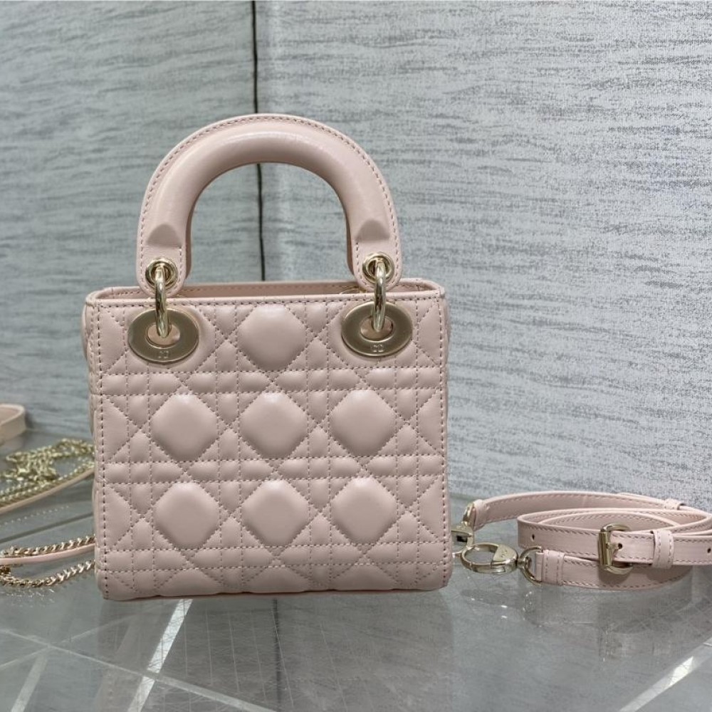 Christian Dior LADY Dior series cute pink patent leather texture exquisite hardware handbag Christian Dior LADY Dior series cute pink patent leather texture exquisite hardware handbag