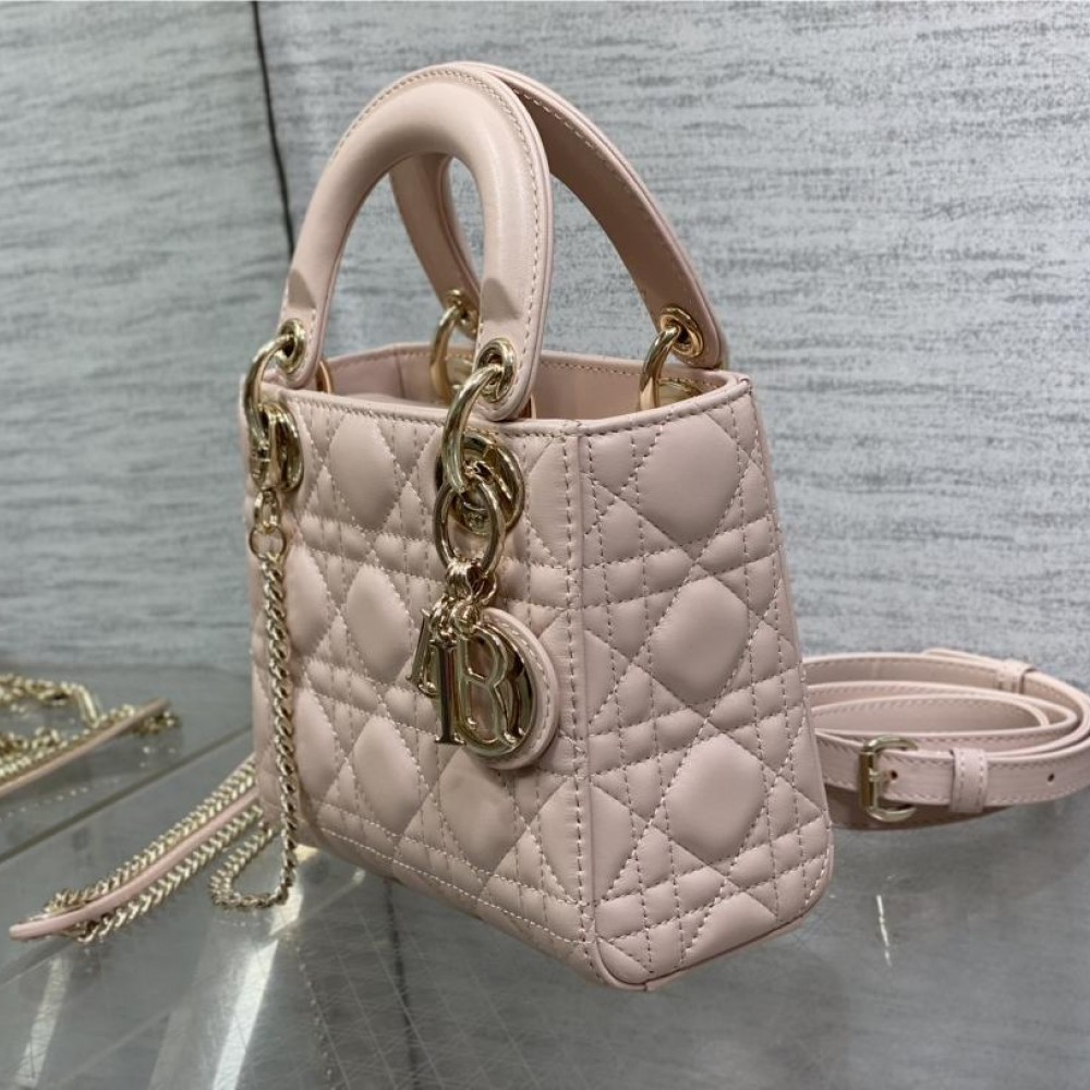 Christian Dior LADY Dior series cute pink patent leather texture exquisite hardware handbag Christian Dior LADY Dior series cute pink patent leather texture exquisite hardware handbag