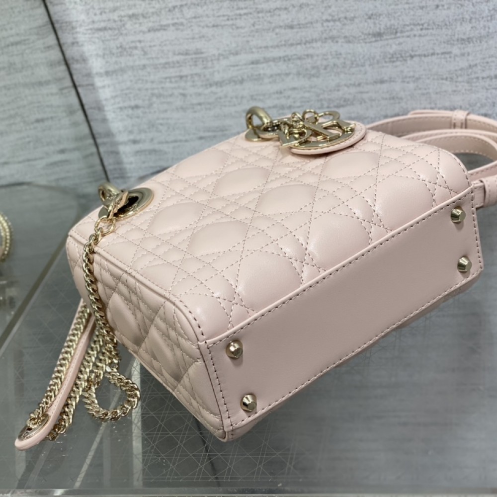 Christian Dior LADY Dior series cute pink patent leather texture exquisite hardware handbag Christian Dior LADY Dior series cute pink patent leather texture exquisite hardware handbag
