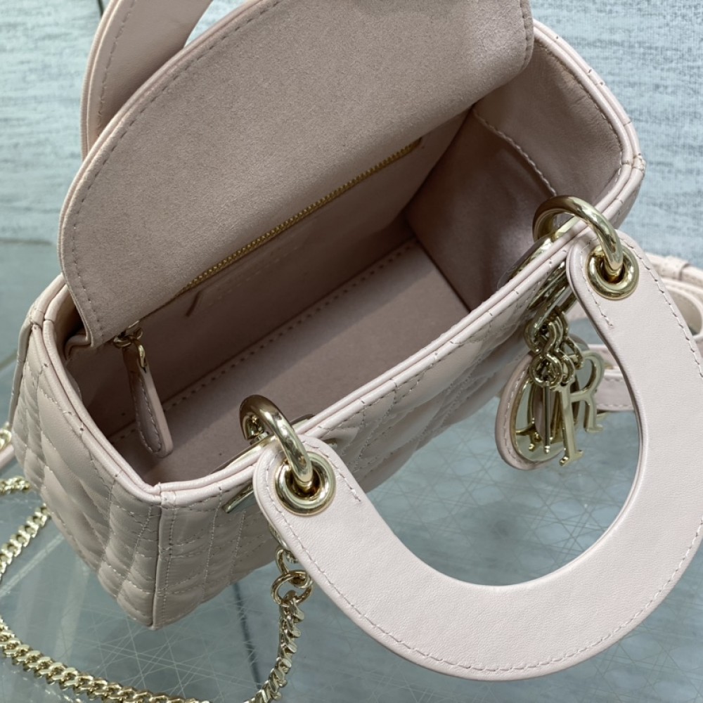 Christian Dior LADY Dior series cute pink patent leather texture exquisite hardware handbag Christian Dior LADY Dior series cute pink patent leather texture exquisite hardware handbag