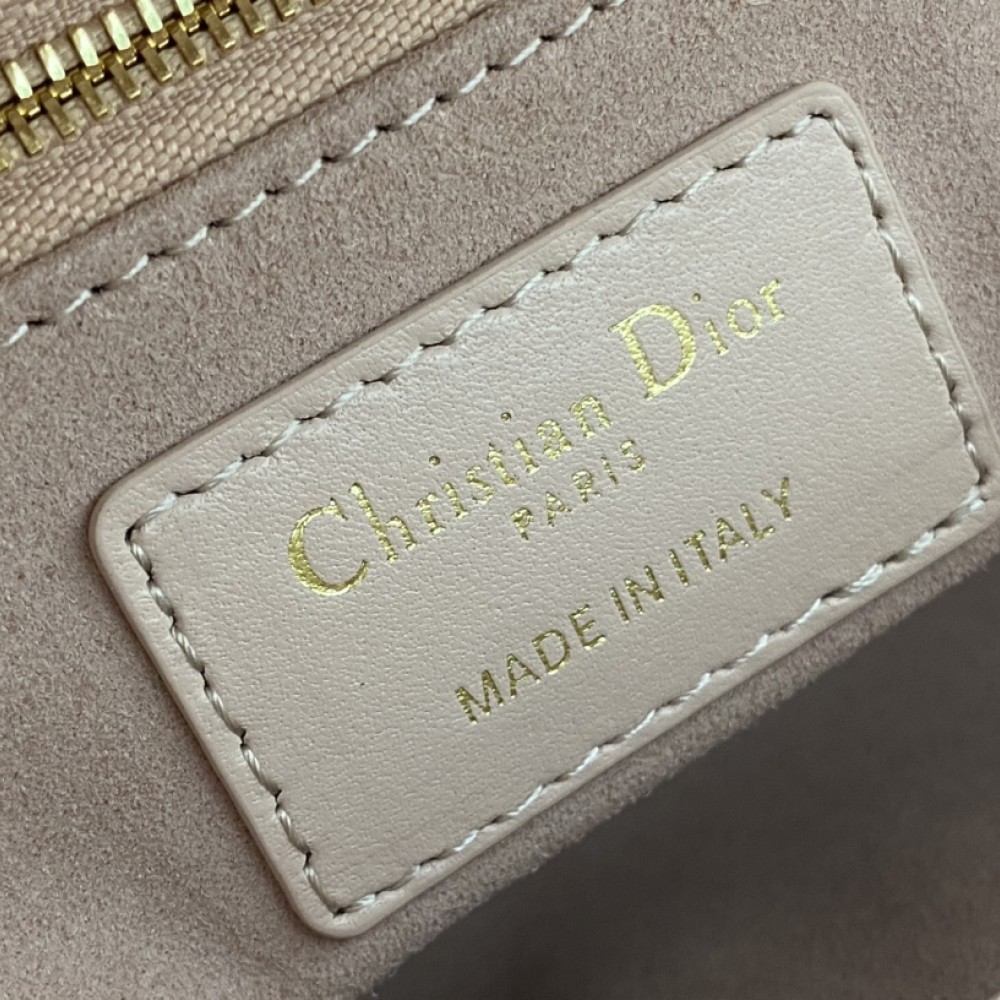 Christian Dior LADY Dior series cute pink patent leather texture exquisite hardware handbag Christian Dior LADY Dior series cute pink patent leather texture exquisite hardware handbag
