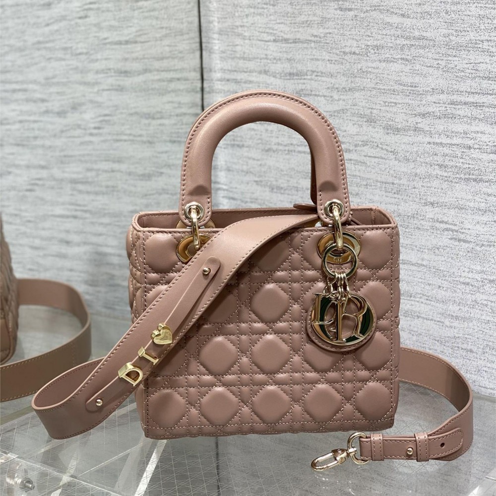 Christian Dior LADY Dior series crimson patent leather texture exquisite hardware medium handbag Christian Dior LADY Dior series crimson patent leather texture exquisite hardware medium handbag