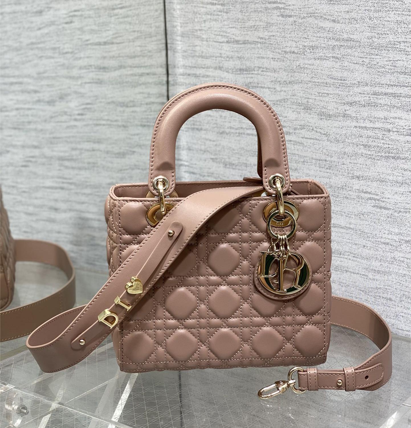Christian Dior LADY Dior series crimson patent leather texture exquisite hardware medium handbag Christian Dior LADY Dior series crimson patent leather texture exquisite hardware medium handbag