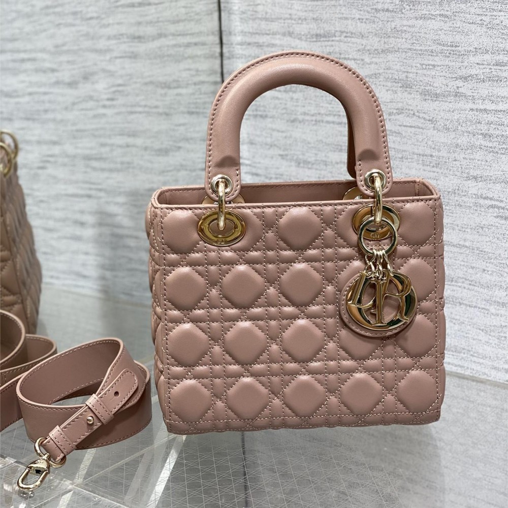 Christian Dior LADY Dior series crimson patent leather texture exquisite hardware medium handbag Christian Dior LADY Dior series crimson patent leather texture exquisite hardware medium handbag