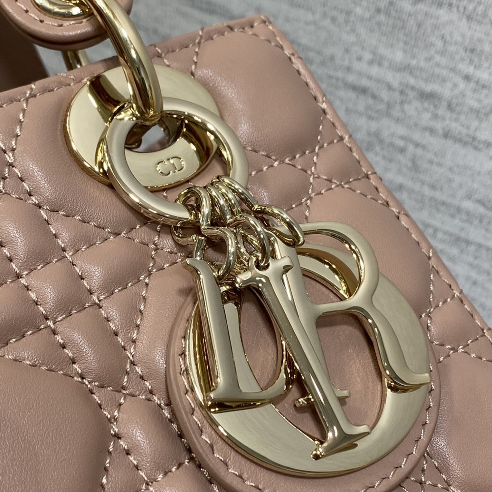 Christian Dior LADY Dior series crimson patent leather texture exquisite hardware medium handbag Christian Dior LADY Dior series crimson patent leather texture exquisite hardware medium handbag