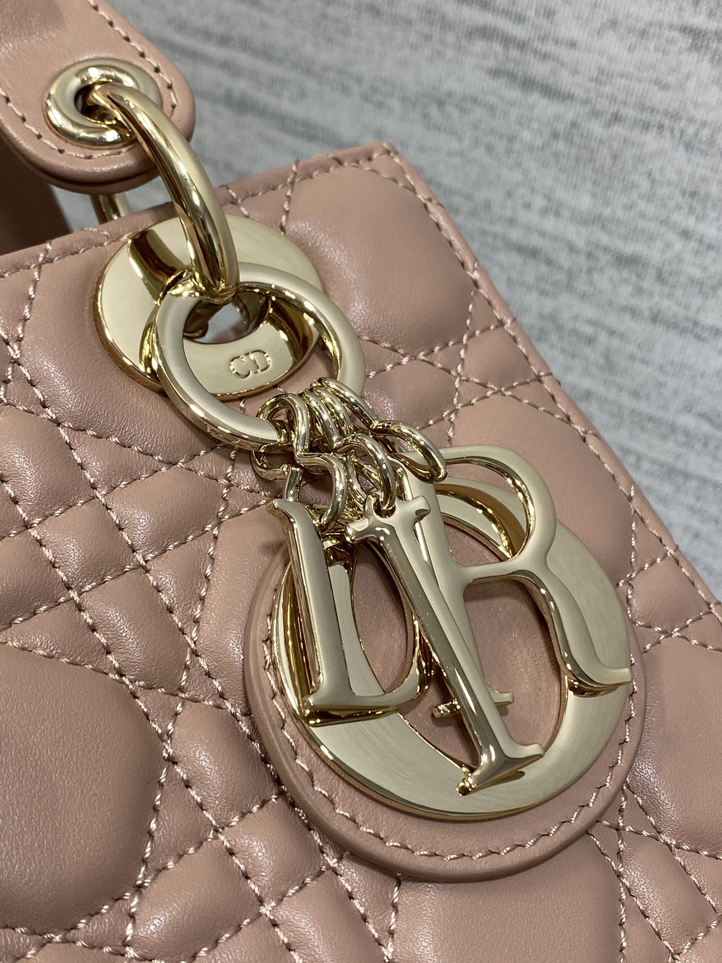 Christian Dior LADY Dior series crimson patent leather texture exquisite hardware medium handbag Christian Dior LADY Dior series crimson patent leather texture exquisite hardware medium handbag