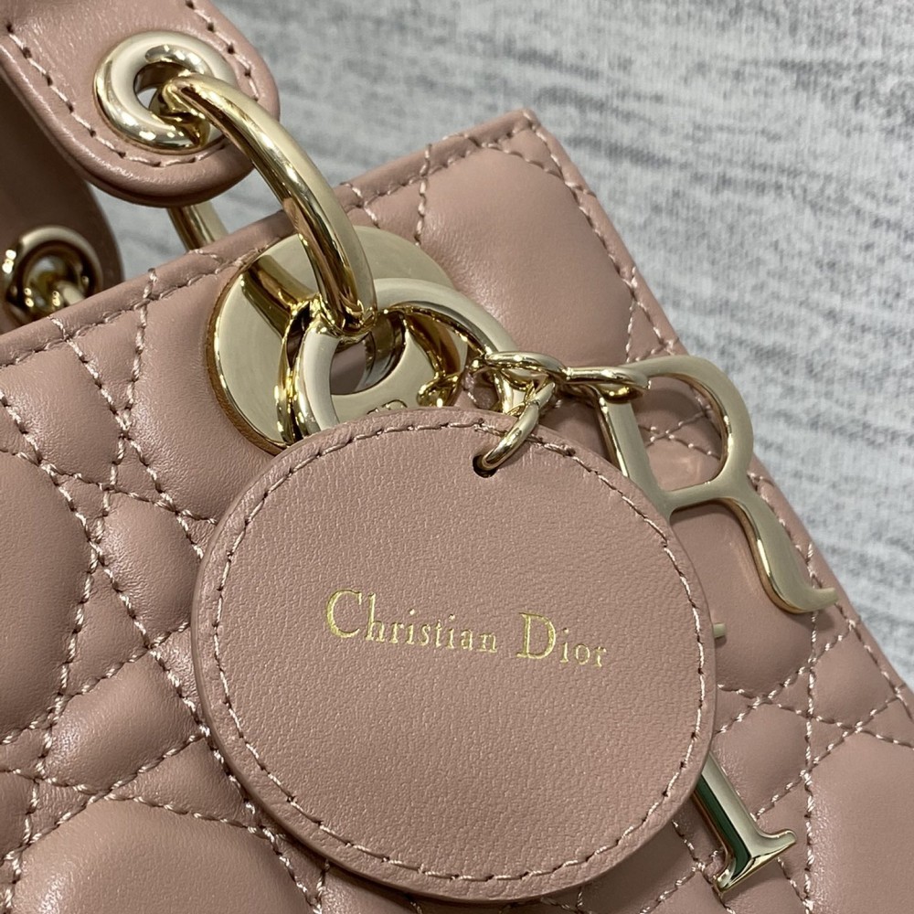 Christian Dior LADY Dior series crimson patent leather texture exquisite hardware medium handbag Christian Dior LADY Dior series crimson patent leather texture exquisite hardware medium handbag