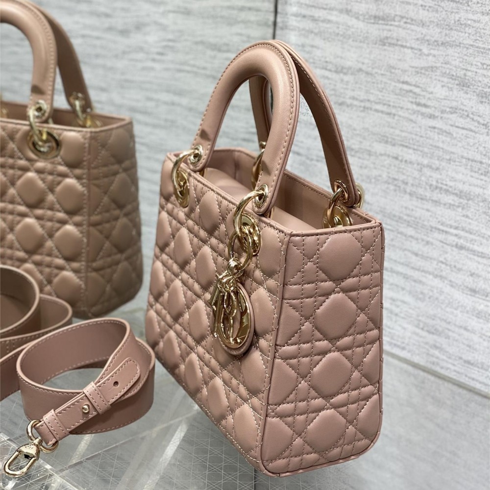 Christian Dior LADY Dior series crimson patent leather texture exquisite hardware medium handbag Christian Dior LADY Dior series crimson patent leather texture exquisite hardware medium handbag