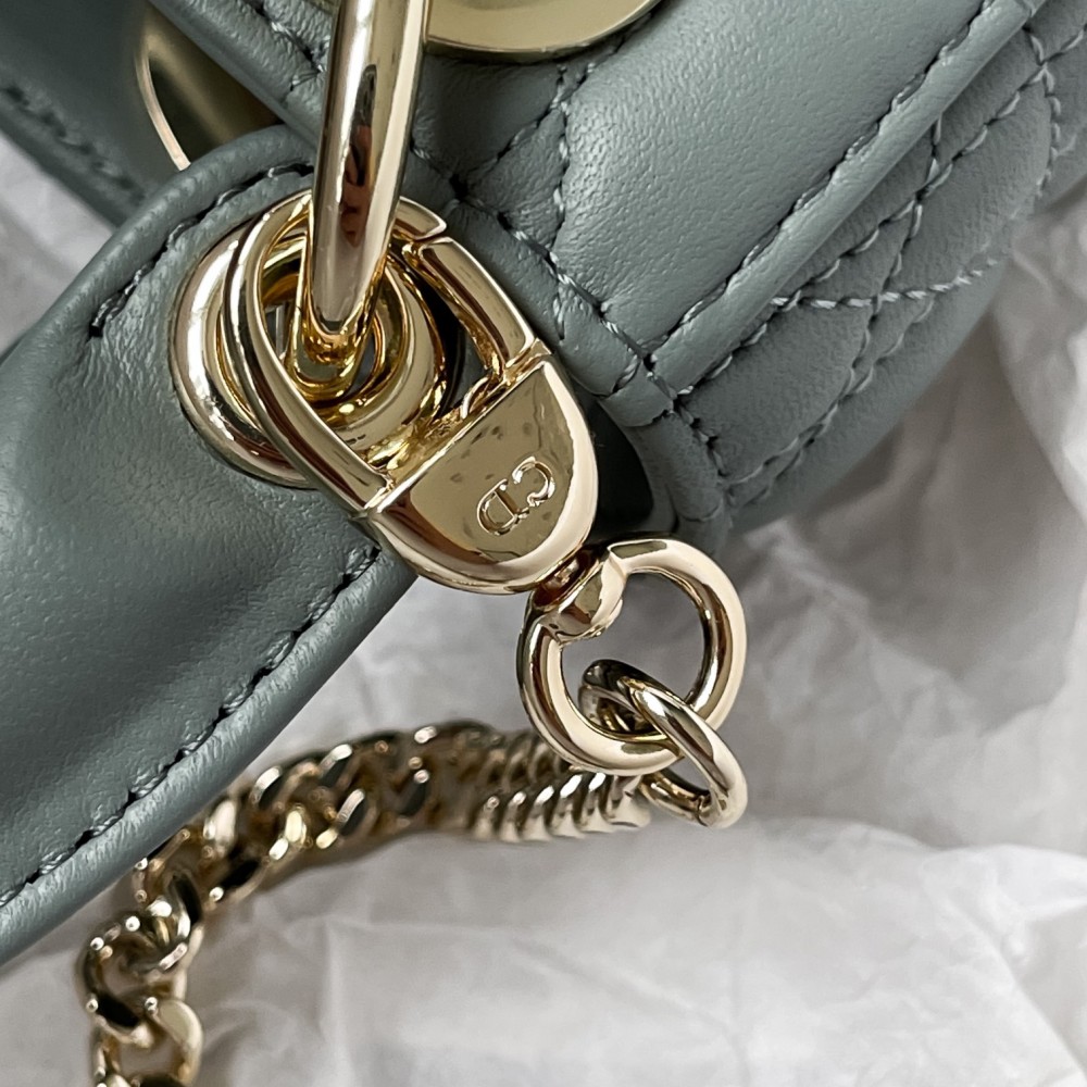 Christian Dior LADY Dior series emerald green patent leather texture exquisite hardware handbag Christian Dior LADY Dior series emerald green patent leather texture exquisite hardware handbag