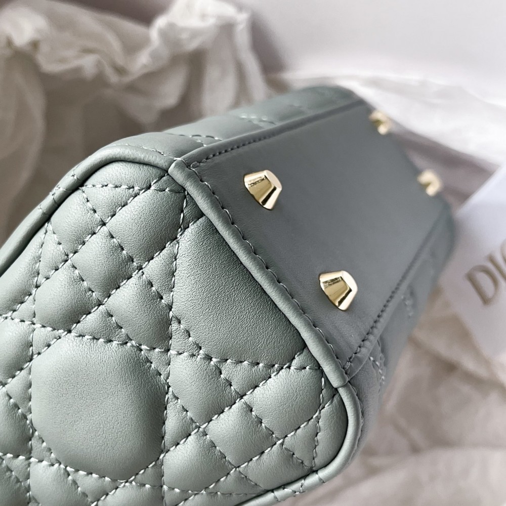 Christian Dior LADY Dior series emerald green patent leather texture exquisite hardware handbag Christian Dior LADY Dior series emerald green patent leather texture exquisite hardware handbag