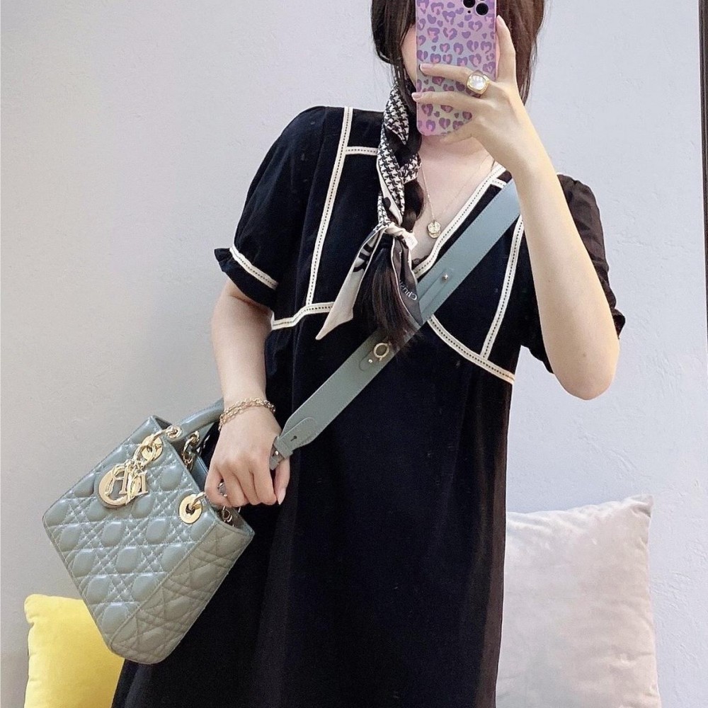 Christian Dior LADY Dior series emerald green patent leather texture exquisite hardware handbag Christian Dior LADY Dior series emerald green patent leather texture exquisite hardware handbag
