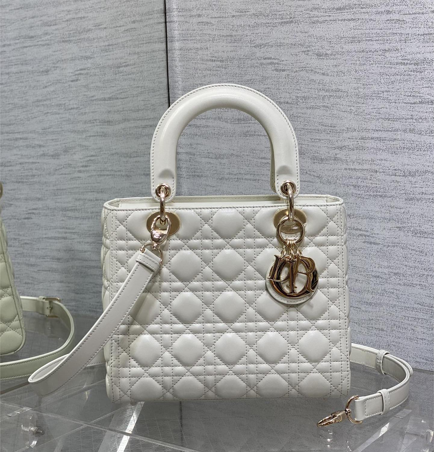Christian Dior LADY Dior series pure white patent leather texture exquisite hardware large handbag Christian Dior LADY Dior series pure white patent leather texture exquisite hardware large handbag