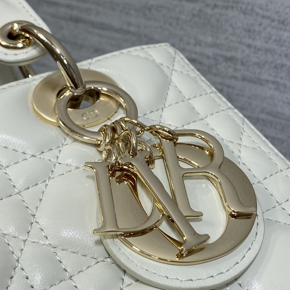 Christian Dior LADY Dior series pure white patent leather texture exquisite hardware large handbag Christian Dior LADY Dior series pure white patent leather texture exquisite hardware large handbag