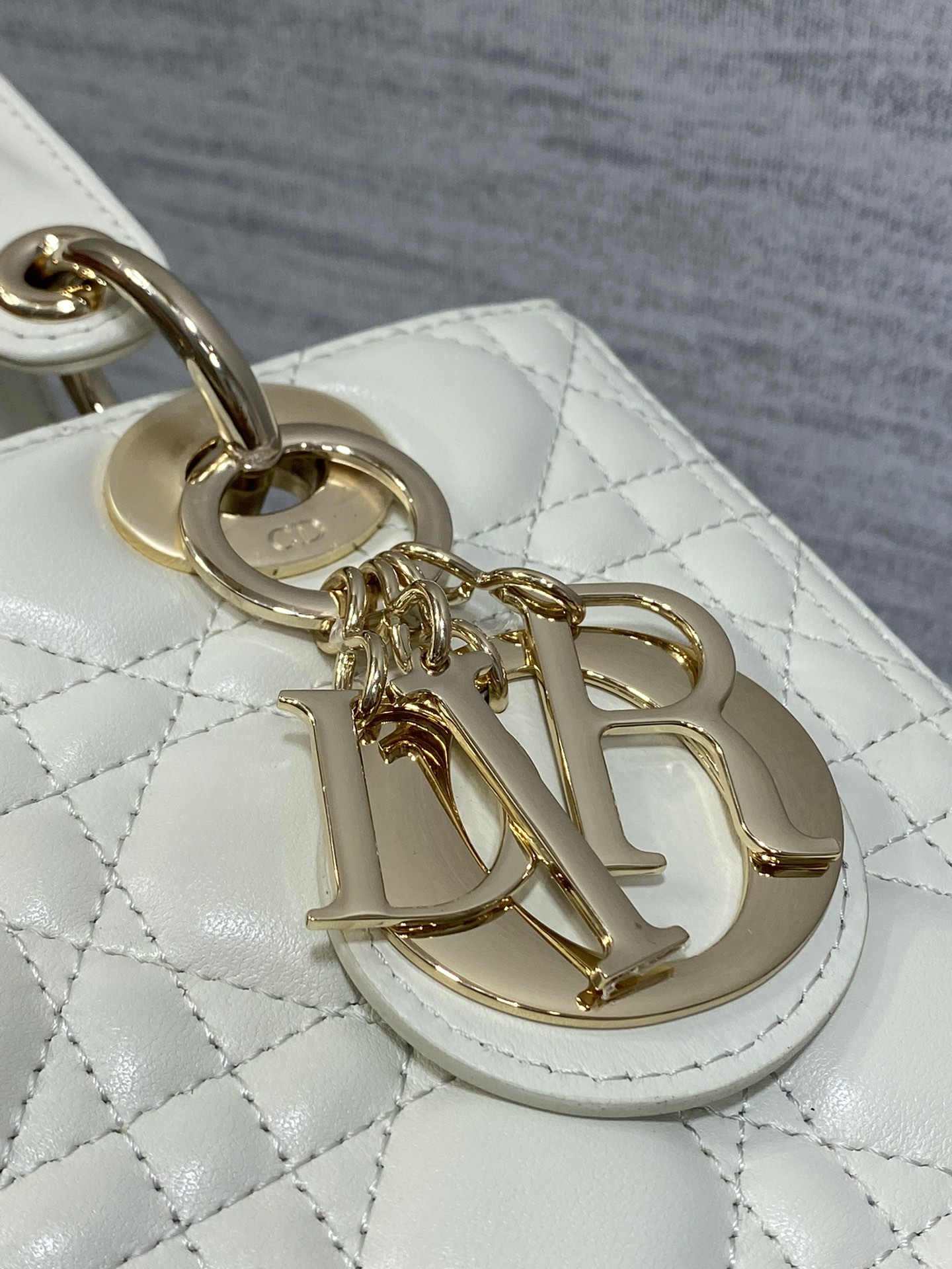 Christian Dior LADY Dior series pure white patent leather texture exquisite hardware large handbag Christian Dior LADY Dior series pure white patent leather texture exquisite hardware large handbag